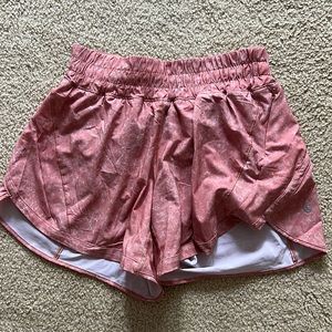 Lululemon track that 5” shorts, never worn!!